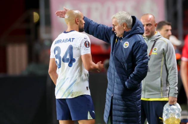 Trận này, Fenerbahce ra sân với bộ đôi tiền vệ từng khoác áo Man United là Fred và Amrabat. Hai ngôi sao này trải qua trận đấu khó khăn khi không thể giúp đoàn quân Mourinho kiểm soát thế trận.